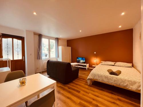 Saint-Florent-sur-CherにあるLe Refuge Incasのベッドルーム1室(ベッド1台付)、リビングルームが備わります。