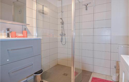 een douche met een glazen deur in de badkamer bij 1 Bedroom Beautiful Home In Mouris in Mouriès