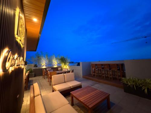 eine Dachterrasse mit blauer Beleuchtung in einem Restaurant in der Unterkunft CozyNest - Modern 1 Bedroom Gem Luxury Smart Unit in Angeles