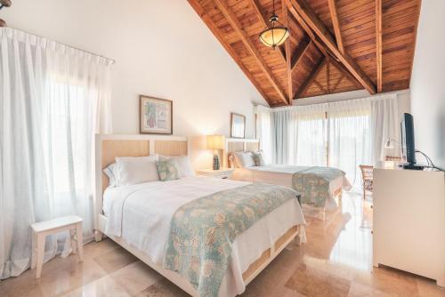 Postelja oz. postelje v sobi nastanitve Magnificent Villa at Puerto Bahia