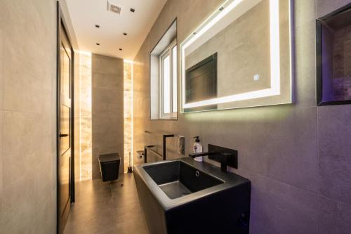 een badkamer met een wastafel en een spiegel bij Stylish 2 bedroomed apartment Gzira (UPDATED PICS) in Il-Gżira