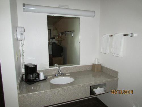 uma casa de banho com um lavatório e um espelho em Western Inn - Green River em Green River