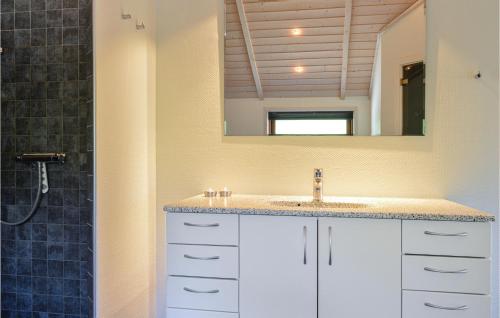 La salle de bains est pourvue d'un lavabo et d'un miroir. dans l'établissement Beautiful Home In Skjern With Wifi, à Stavning