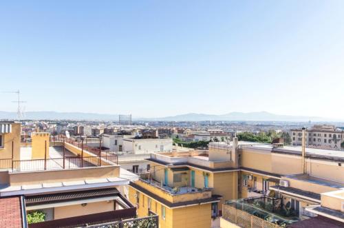 Rosa's terrace Roma panoramic penthouse في روما: اطلالة على المدينة من سطح مبنى