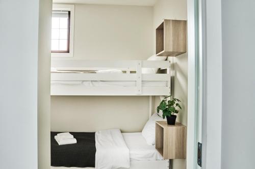 um pequeno quarto com beliches em Hatty's Habitat By Staysville em Stavanger