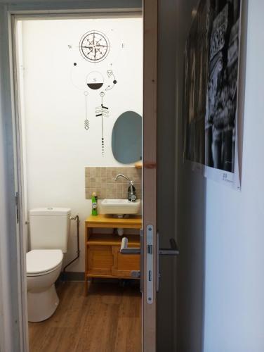 une salle de bain avec toilettes et lavabo dans l'établissement Gîte Comme une parenthèse, à Moissac