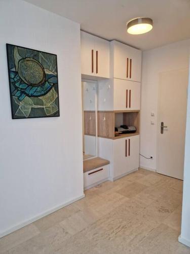 een kamer met een badkamer met een raam en een deur bij Stilvolle gemütliche Wohnung! in Roßdorf