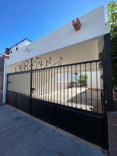 Galeriebild der Unterkunft House with enclosed yard- 1km to the beach- big garden in San Carlos