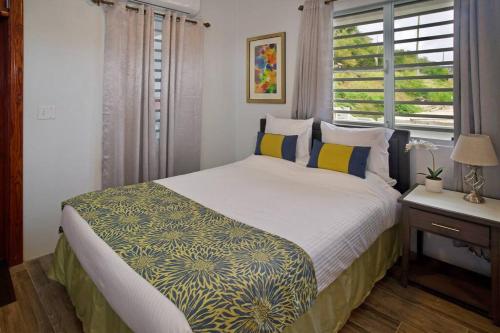Un dormitorio con una cama grande y una ventana en Scotland Villa 2, en Nazareth