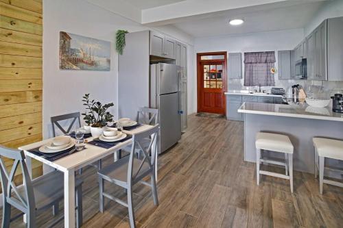 a kitchen with a table and chairs in a kitchen at Scotland Villa 2 in Nazareth