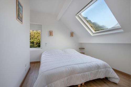 a white bedroom with a bed and a window at À 50m de la plage, jolie maison pour 8 in Saint-Michel-Chef-Chef