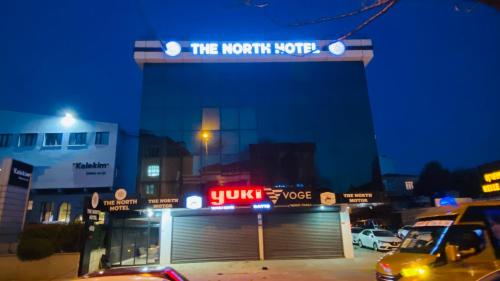 un edificio con una señal que lee el bucle norte en THE NORTH HOTEL, en Avcılar