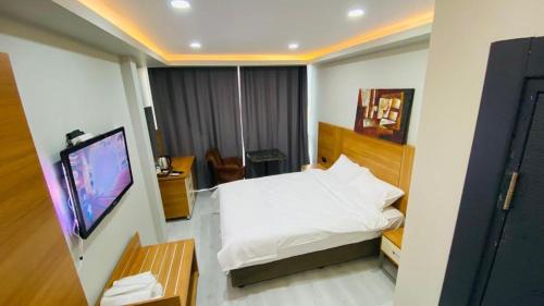 Habitación de hotel con cama y TV en THE NORTH HOTEL, en Avcılar