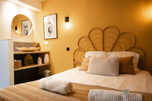 - une chambre avec un grand lit et une grande tête de lit en bois dans l'établissement L'instant léger - Centre ville, à Chambéry