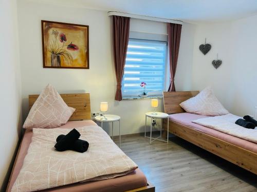 1 dormitorio con 2 camas y ventana en Gästehaus Trockau, en Pegnitz
