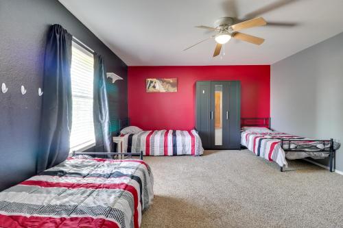 Postel nebo postele na pokoji v ubytování Pet-Friendly Austin Area Home with Outdoor Oasis