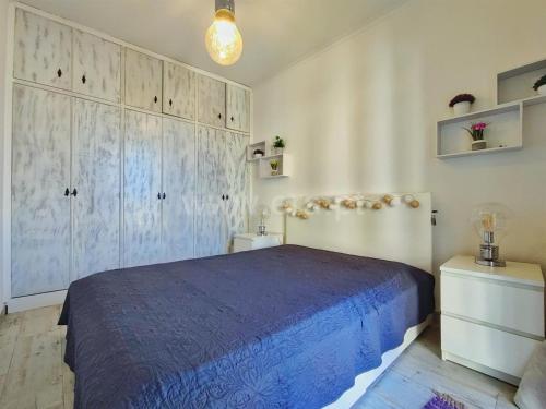 Schlafzimmer mit einem blauen Bett und weißen Schränken in der Unterkunft Lydia's Place in Funchal