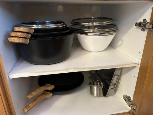two pots and pans on a shelf in a refrigerator at Gästehaus Trockau in Pegnitz
