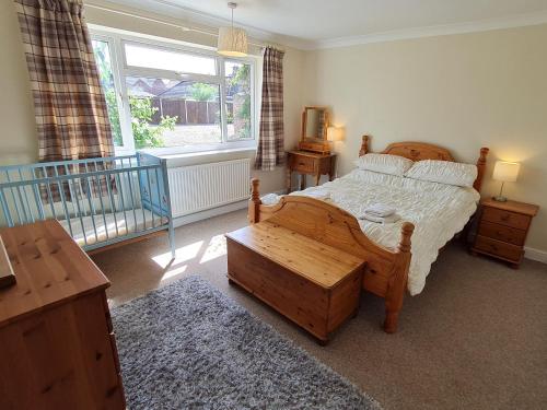 - une chambre avec un lit en bois et une fenêtre dans l'établissement The Nest, à Aylsham