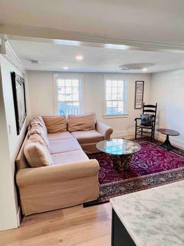 Χώρος καθιστικού στο Historic 2 Bedroom with marble baths and water views