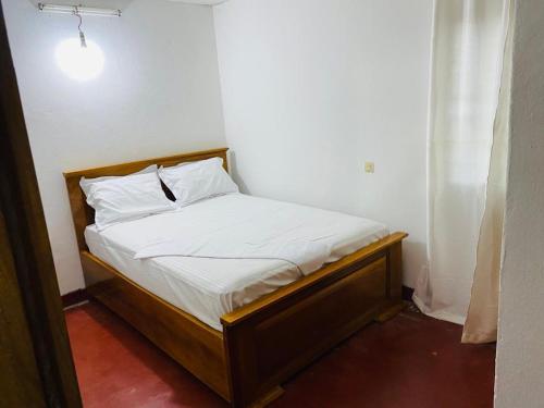 雅溫德的住宿－CASA BLANCA APPART，一张带白色床单和枕头的床