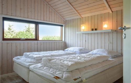 เตียงในห้องที่ Beautiful Home In Skjern With Wifi