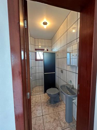 a bathroom with a toilet and a sink at POUSADA SOLAR DE ANITA in Garopaba