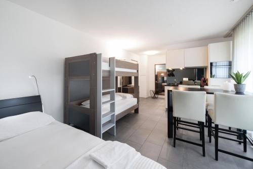 um quarto com 2 camas, uma cozinha e uma sala de jantar em Studio RAFAEL Interlaken em Interlaken