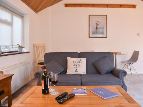 uma sala de estar com um sofá e uma mesa em Ukc4173 The Cottage By The Sea Annexe em Littlehampton