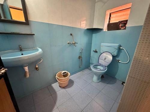 een badkamer met een toilet en een wastafel bij Hotel Salty Waves Baga in Baga