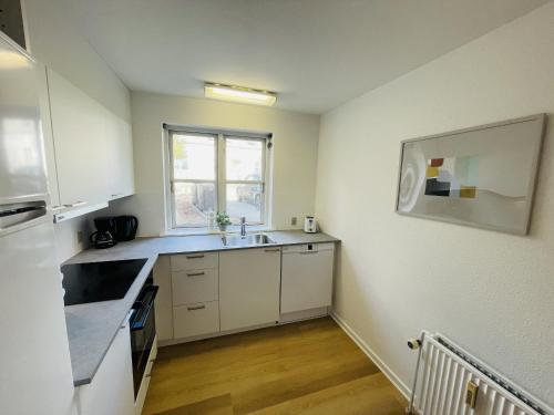 Kuchyň nebo kuchyňský kout v ubytování aday - Central Terrace Apartment in Hjorring