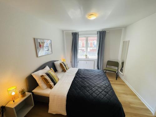 ein Schlafzimmer mit einem Bett und einem Sofa darin in der Unterkunft aday - Central Terrace Apartment in Hjorring in Hjørring