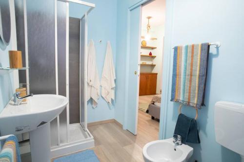 uma casa de banho com um lavatório, um chuveiro e um WC. em Baby Art Apartment em Arona
