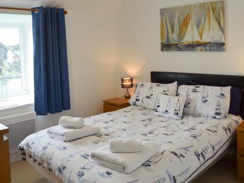 a bedroom with a bed with towels on it at Nightingale in Wroxham