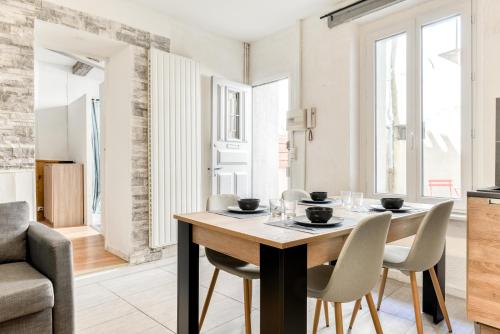 une cuisine et une salle à manger avec une table et des chaises dans l'établissement Le Nid - tout à pied - Wifi, à Carcassonne