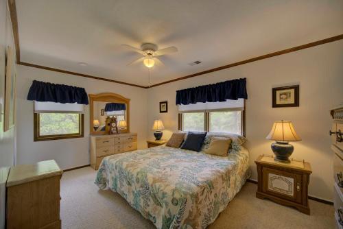 une chambre avec un lit et un ventilateur de plafond dans l'établissement Oceanside, Wild Horses, 4x4 area, Secluded, 4x2330, Wild Horse Landing, à Knotts Island