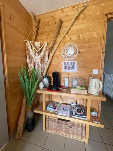 Pokój z drewnianą ścianą ze stołem w obiekcie LacanOcéane Bed&Breakfast w mieście Lacanau-Océan