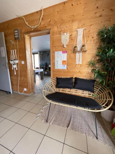 un banco en una habitación con una pared de madera en LacanOcéane Bed&Breakfast, en Lacanau-Océan