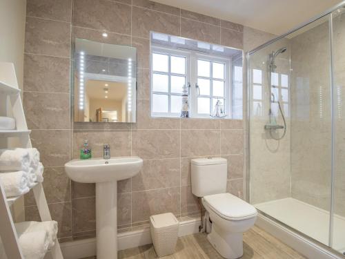 een badkamer met een toilet, een wastafel en een douche bij Field View - Ukc2304 in Wainfleet All Saints