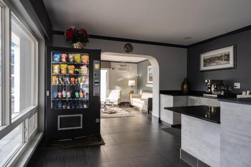 波特蘭的住宿－東區旅舍，厨房配有装满饮品的冰箱
