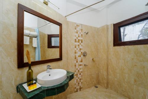 y baño con lavabo y espejo. en Hotel Montrose Kasauli !! Balcony Rooms !! Terrace !! Restaurant !! Spa, en Kasauli