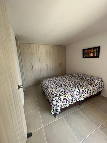 ein Schlafzimmer mit einem Bett in einem Zimmer mit Schränken in der Unterkunft Apartamento completo 3 habitaciones in Neiva