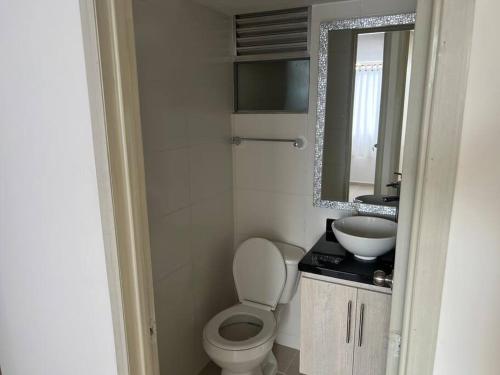 ein Badezimmer mit einem WC, einem Waschbecken und einem Spiegel in der Unterkunft Apartamento completo 3 habitaciones in Neiva