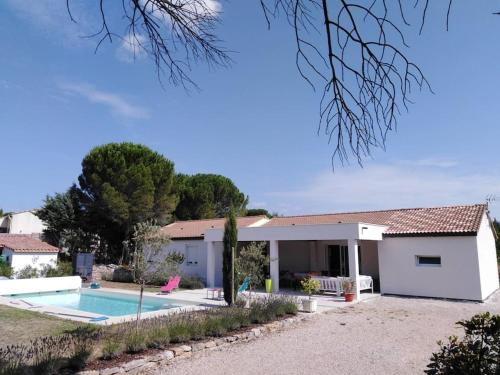 une maison avec une piscine devant dans l'établissement Joli studio au coeur de la provence verte, à Saint-Maximin-la-Sainte-Baume