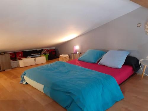Postel nebo postele na pokoji v ubytování Joli studio au coeur de la provence verte