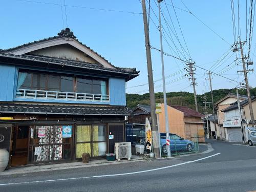 un edificio al costado de una calle en 海近くの古民家。1グループ貸切。ペット可。海水浴、釣りの拠点に、仲間と過ごす場所に。プロジェクター有, en Minamichita