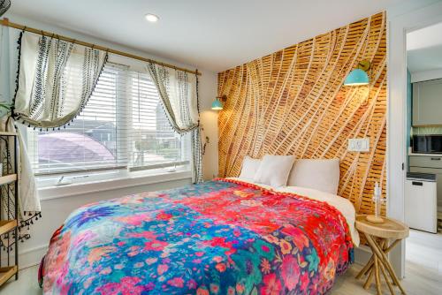 Un dormitorio con una cama grande y una ventana en Renovated Seaside Park Cottage Steps to Beach!, en Seaside Park