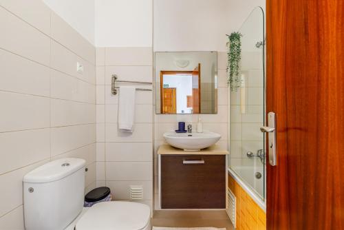 y baño con aseo y lavamanos. en Sleeptubal Moderne Accommodatie en Alhos Vedros