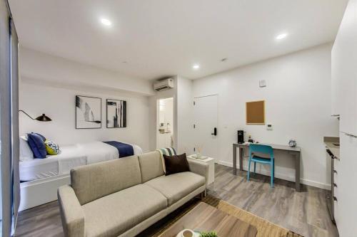 Brand New Stylish Studio Suite Near Downtown tesisinde bir oturma alanı