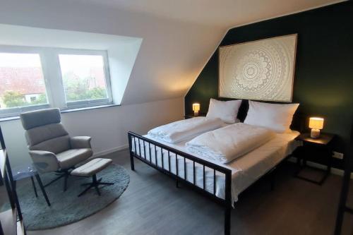 ein Schlafzimmer mit einem Bett, einem Stuhl und einem Fenster in der Unterkunft Ferienhaus an der Elbe - XR32 in Seevetal